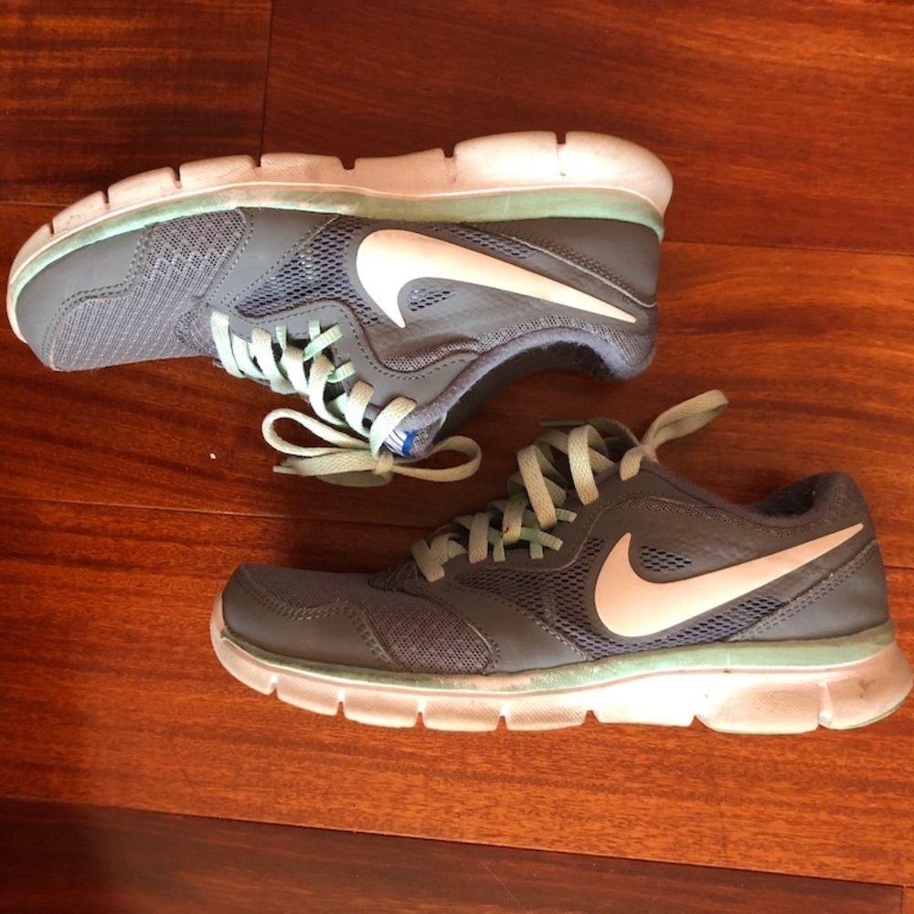 NIKE - Mint and grey walking shoes (Size 5.5)